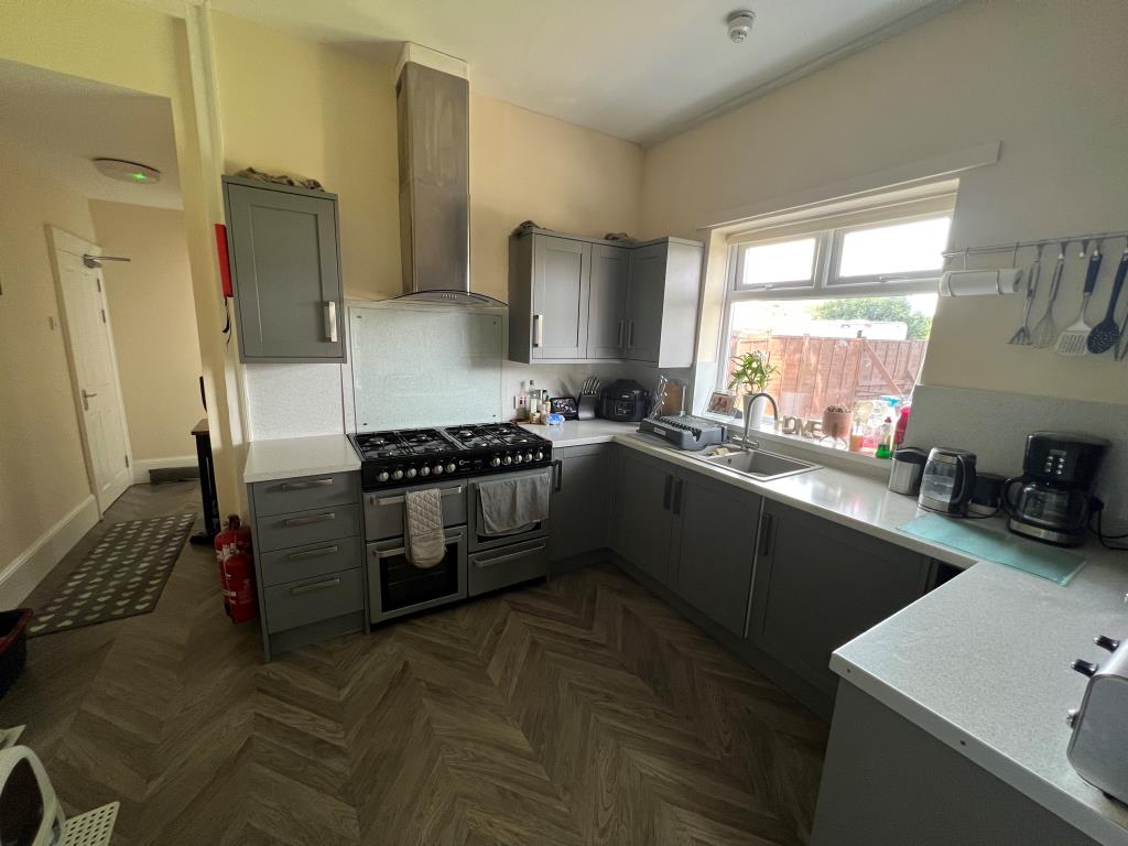Lot: 104 - FREEHOLD HMO ON A PLOT OF 0.12 ACRES - Flat 1 Kitchen